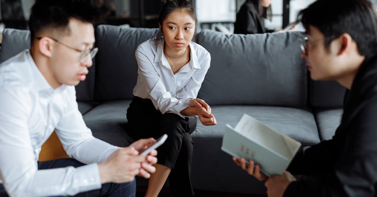 该如何处理使用技术支持辅助的玩家以维护游戏社区的良好秩序？